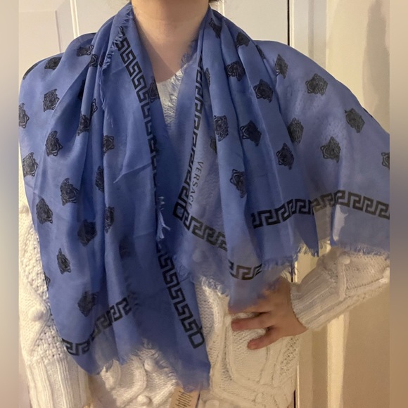NEW VERSACE blue Medusa Greca Large silk mix shawl scarf - Picture 13 of 15